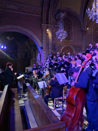Concert du Choeur de l'Université du Mans, dirigé par Evelyne Béché, avec quintette à cordes et piano, 12 mars 2022 à l'église de Loué (Sarthe)