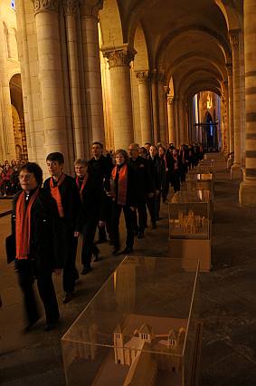 Entrée des choristes du Choeur de l'Université du Maine à la cathédrale du Mans - 21 avril 2012
