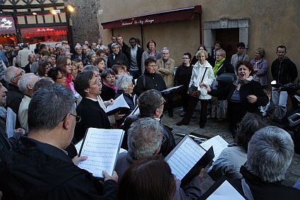 fête de la musique 2012 ; choeur de l'université du Maine et chorale Mille Accords, dirigés par Evelyne Béché, dans les rues du Vieux Mans