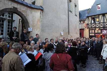 fête de la musique 2012 ; choeur de l'université du Maine et chorale Mille Accords, dirigés par Evelyne Béché, dans les rues du Vieux Mans