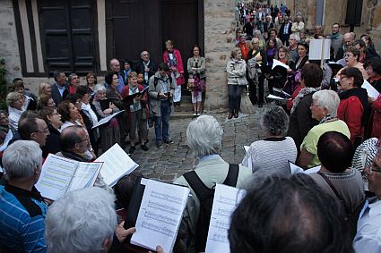 fête de la musique 2013 ; choeur de l'université du Maine et chorale Mille Accords, dirigés par Evelyne Béché, dans les rues du Vieux Mans