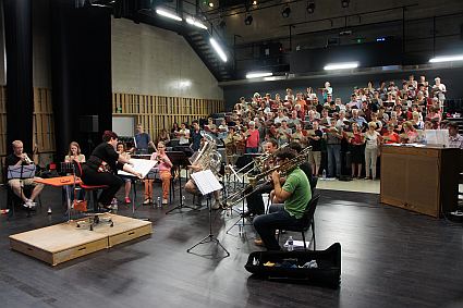 pre-generale du concert Gloria de Rutter, Choeur de l'Universit&eacute; du Maine, Brassage Brass Band, dirig&eacute;s par Evelyne B&eacute;ch&eacute;, Dortoir des moines de l'Abbaye de l'Epau, Le Mans, 8 juin 2013