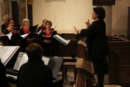 concert de la chorale Emichante de Saint-Calais, dirig&eacute;e par Evelyne B&eacute;ch&eacute;, Saint-Gervais-de-Vic, 22 juin 2015