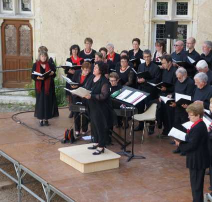 chorale Emichante, dirig&eacute;e par Evelyne B&eacute;ch&eacute;, 31 mai 2015, Ch&acirc;teau de Courtenvaux