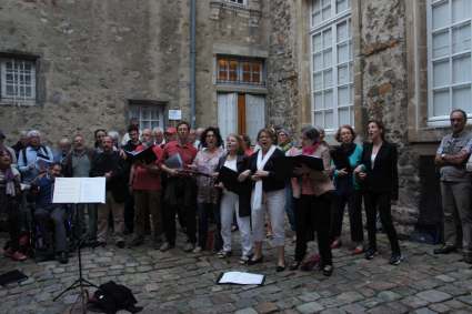 f&ecirc;te de la musique 2015 ; choeur de l'universit&eacute; du Maine et chorale Mille Accords, dirig&eacute;s par Evelyne B&eacute;ch&eacute;, dans les rues du Vieux Mans