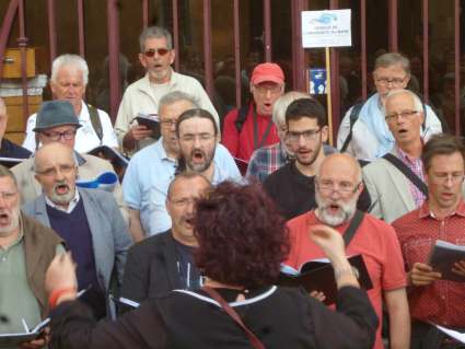 f&ecirc;te de la musique 2015 ; choeur de l'universit&eacute; du Maine et chorale Mille Accords, dirig&eacute;s par Evelyne B&eacute;ch&eacute;, dans les rues du Vieux Mans