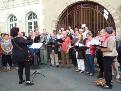 f&ecirc;te de la musique 2015 ; choeur de l'universit&eacute; du Maine et chorale Mille Accords, dirig&eacute;s par Evelyne B&eacute;ch&eacute;, dans les rues du Vieux Mans
