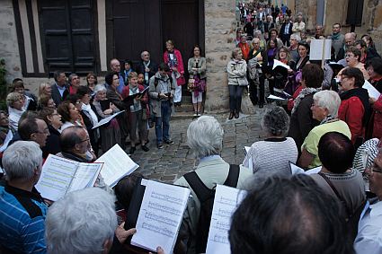 f&ecirc;te de la musique 2013 ; choeur de l'universit&eacute; du Maine et chorale Mille Accords, dirig&eacute;s par Evelyne B&eacute;ch&eacute;, dans les rues du Vieux Mans