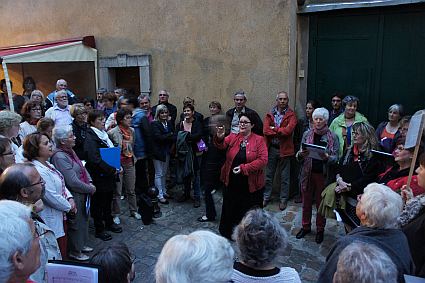 f&ecirc;te de la musique 2013 ; choeur de l'universit&eacute; du Maine et chorale Mille Accords, dirig&eacute;s par Evelyne B&eacute;ch&eacute;, dans les rues du Vieux Mans