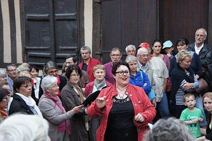 f&ecirc;te de la musique 2013 ; choeur de l'universit&eacute; du Maine et chorale Mille Accords, dirig&eacute;s par Evelyne B&eacute;ch&eacute;, dans les rues du Vieux Mans